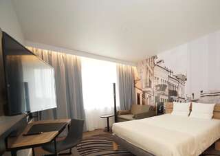 Отель Novotel Vilnius Centre Вильнюс Улучшенный номер с кроватью размера "queen-size" и диваном-кроватью-4